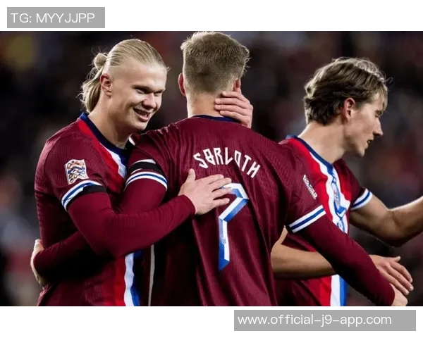 哈兰德晒曼城配色圣诞帽庆祝照为2025年胜利收官添彩