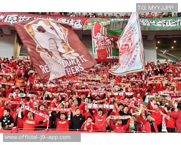 河南球迷热情高涨足协杯决赛现场人潮涌动北京球迷人数相对较少 河南球迷热情高涨足协杯决赛现场人潮涌动北京球迷人数相对较少